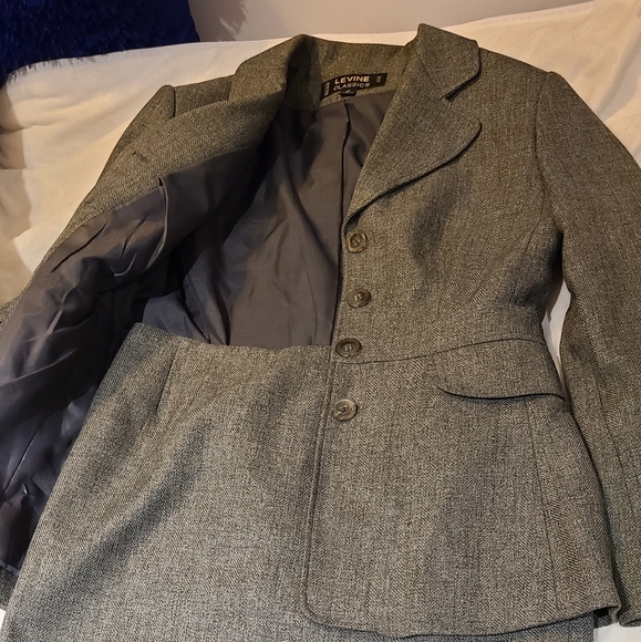 Skirt suit - Picture 2 of 3